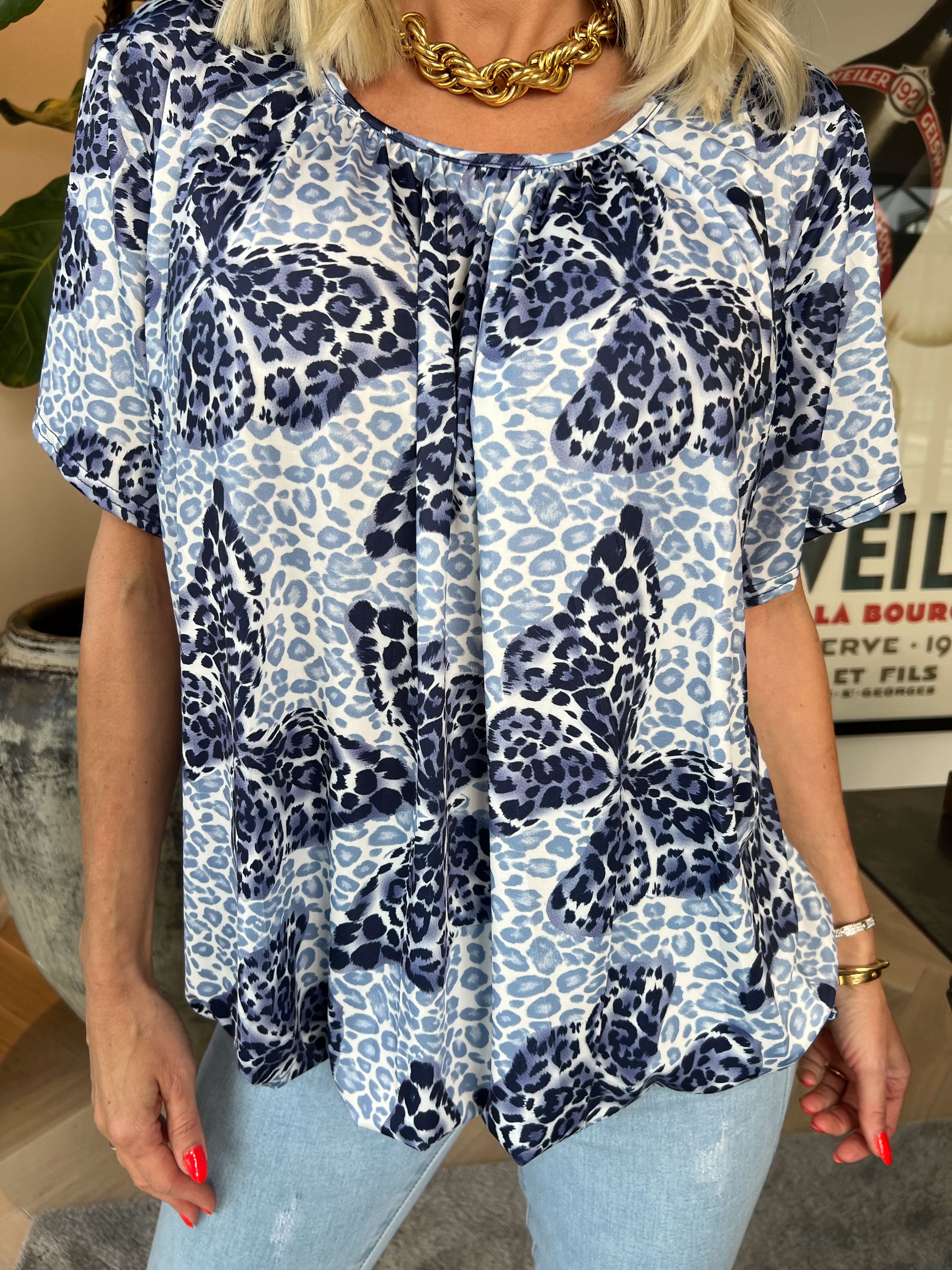 Miracle Butterfly - Plus size t-shirt med leopardtryck, fjäril och resår nedtill